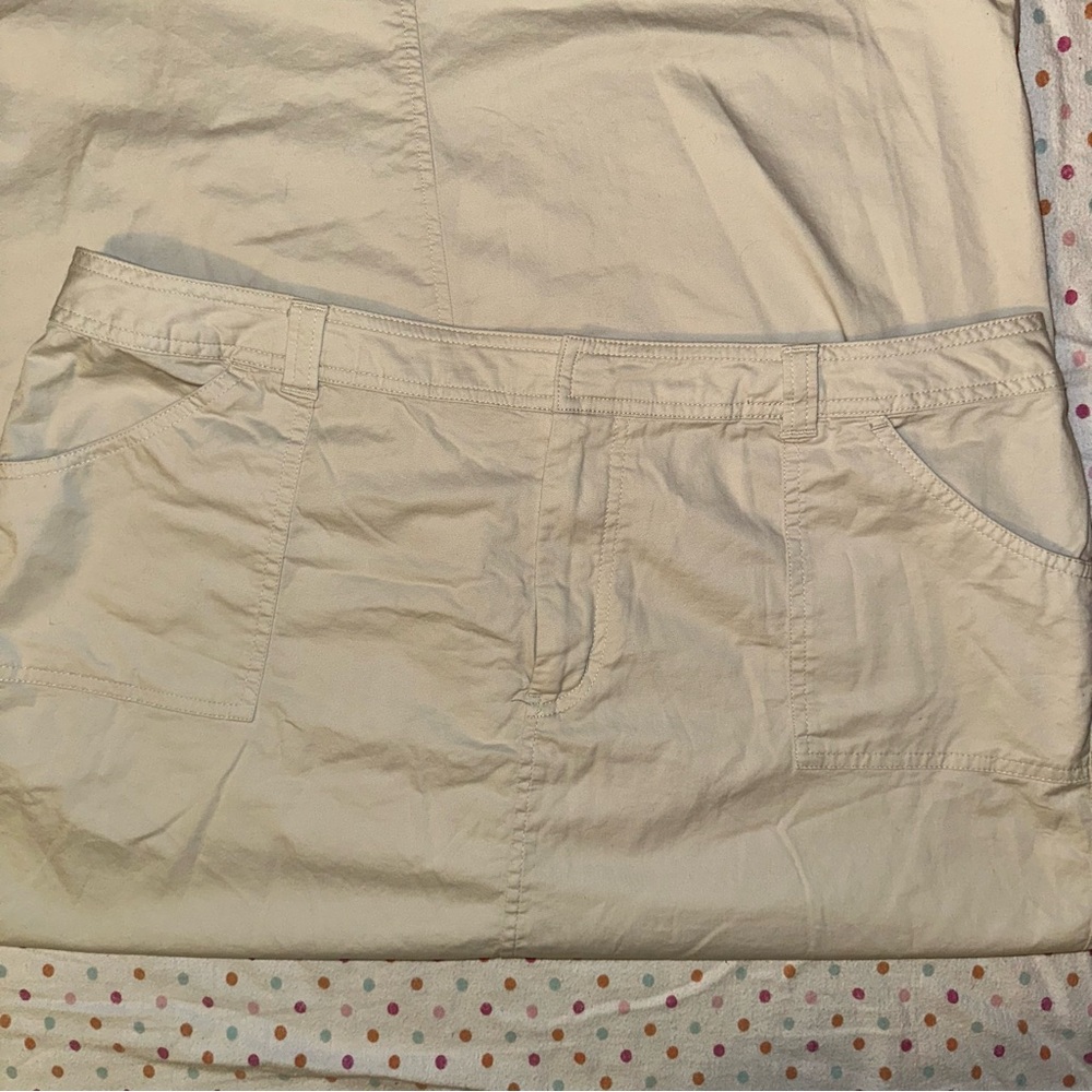 Leslie Fay Beige A-Line Skirt - Size 16 Midi Pockets Slit Front - Picture 2 of 4
